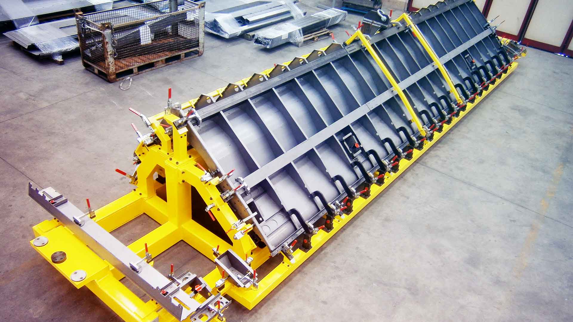 Manual equipment for the welding of "threshing machine" frames.