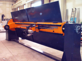 Lathe-positioner with horizontal axis double station, with mobile free table, complete with components clamping system. Lathe-positioner with horizontal axis double station, with mobile free table, complete with components clamping system.