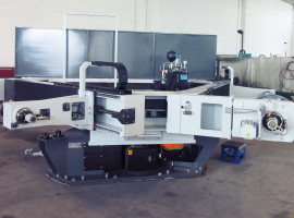 Lathe-positioner with triple station integrated in a robotized cell complete with hydraulic clamping systems. Lathe-positioner with triple station integrated in a robotized cell complete with hydraulic clamping systems.